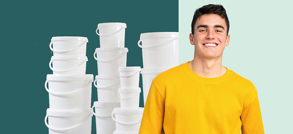 Person vor vielen Farbeimern.