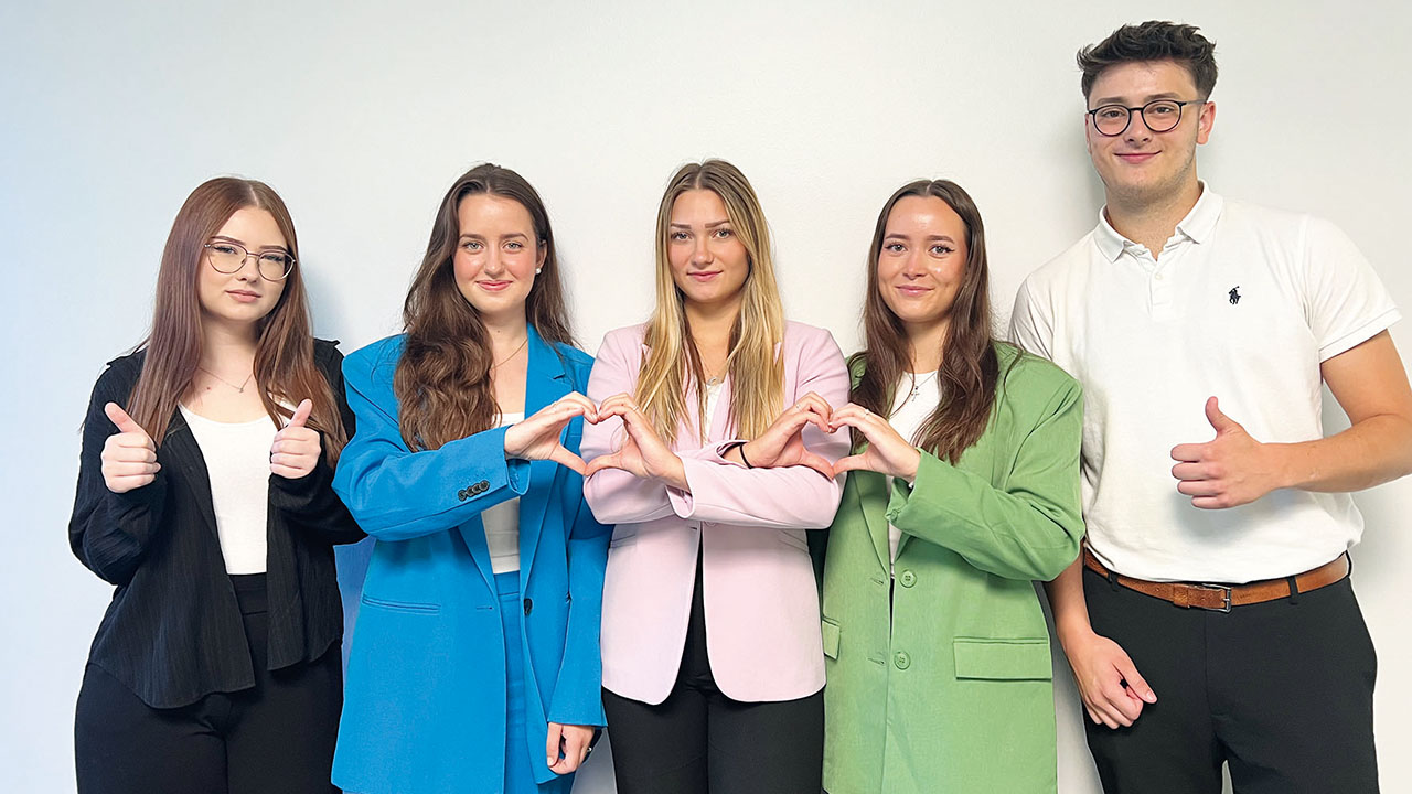 Junge Menschen formen Herz mit ihren Händen