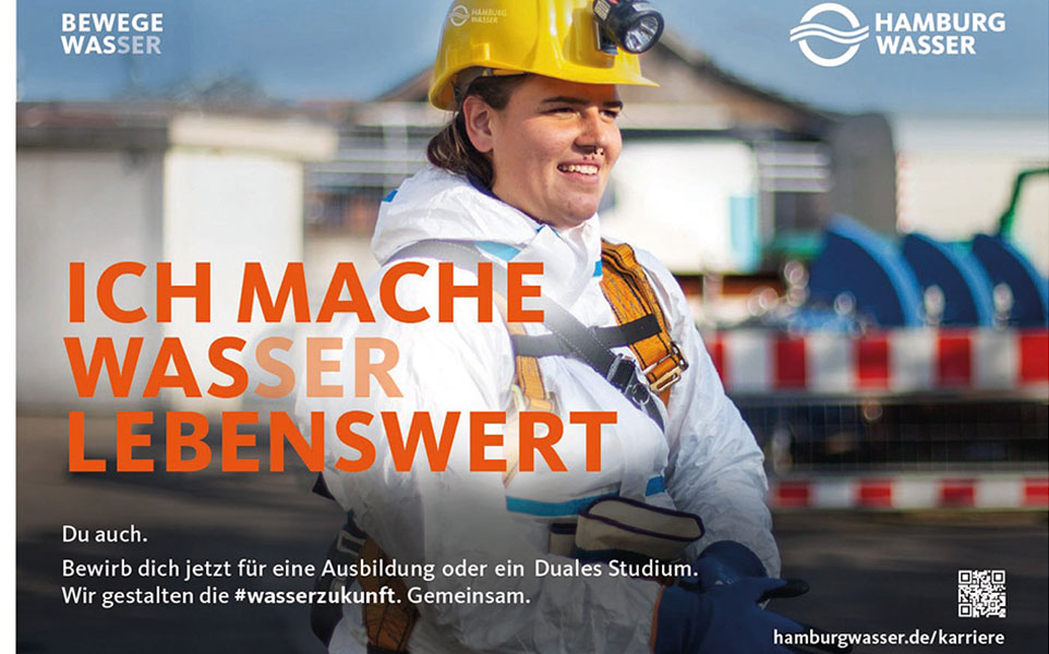 Person in weißer Schutzkleidung und mit gelbem Schutzhelm. Der orange Slogan "ICH MACHE WASSER LEBENSWERTT".