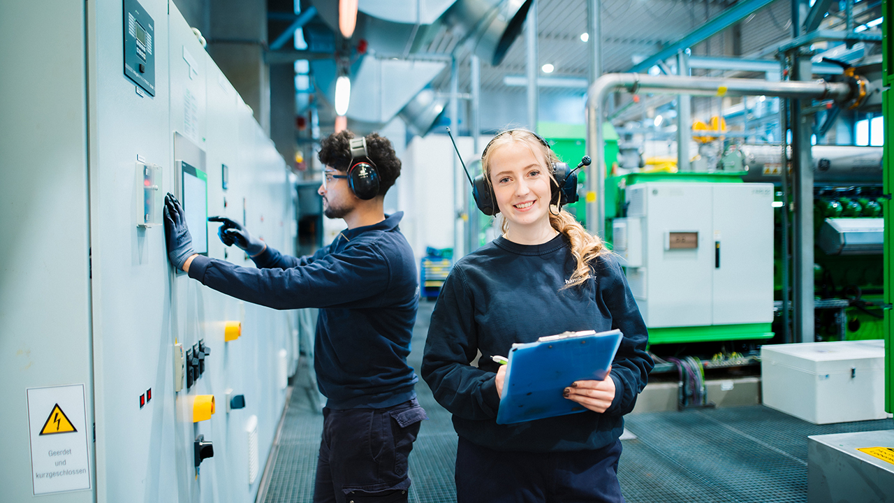 Zwei junge Industriemechaniker am arbeiten