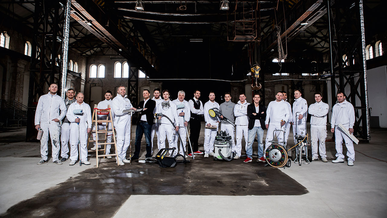 Personengruppe in einer Werkshalle.