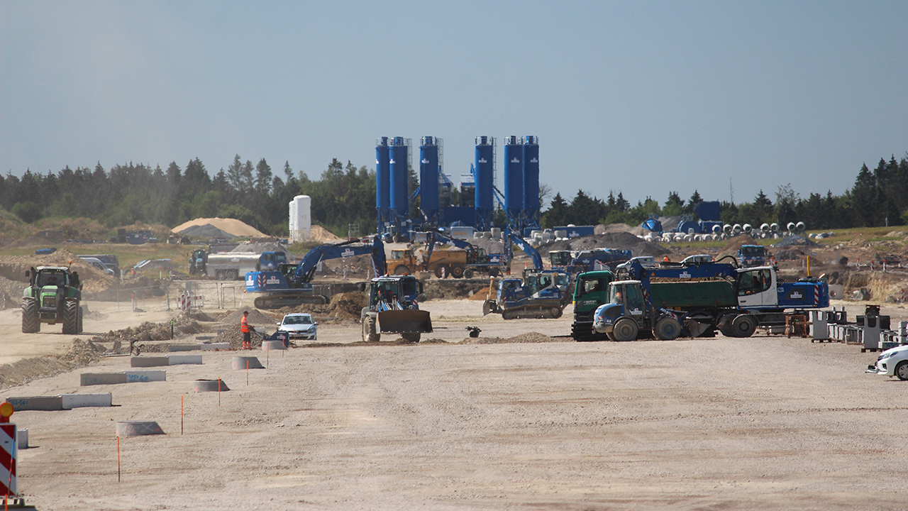 Bild auf eine große Bausstelle mit vielen Fahrzeugen