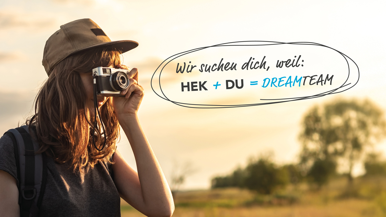 Junge Person mit langen Haaren und Basecap fotografiert mit einer Kamera, Bildaufschrift: Wir suchen dich, weil du + ich = Dreamteam