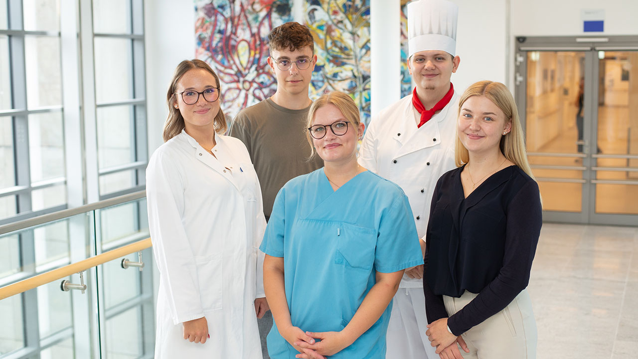 Menschen in verschiedener Berufskleidung