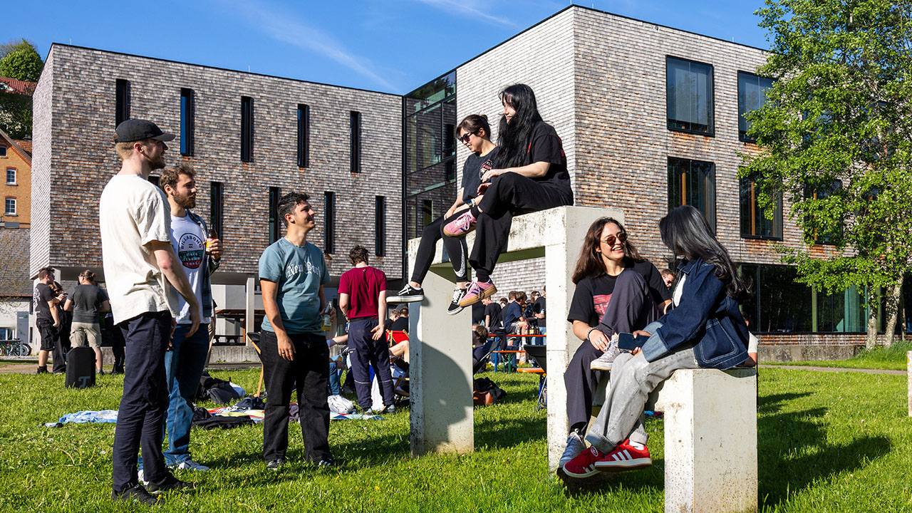 Studierende auf dem Campus der HFU