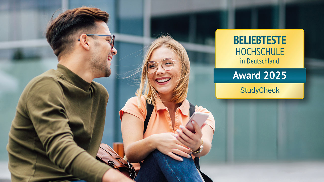 Zwei Personen sitzen nebeneinander und lachen. Daneben ist folgende Auszeichnung zu lesen: BELIEBTESTE HOCHSCHULE in Deutschland – Award 2025 – StudyCheck