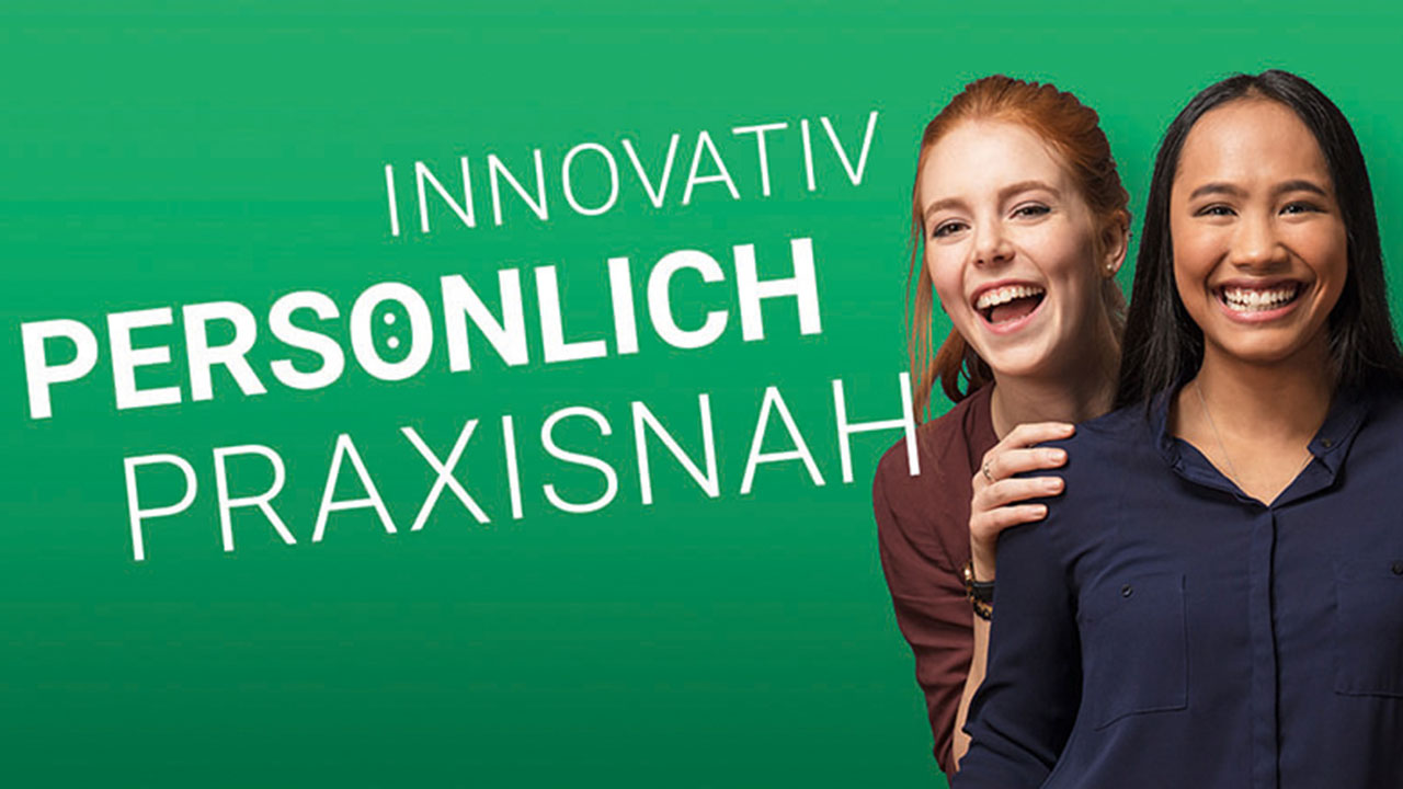 Zwei junge lächelnde Personen vor einem grünen Hintergrund, Bildaufschrift: Innovativ. Persönlich. Praxisnah. 