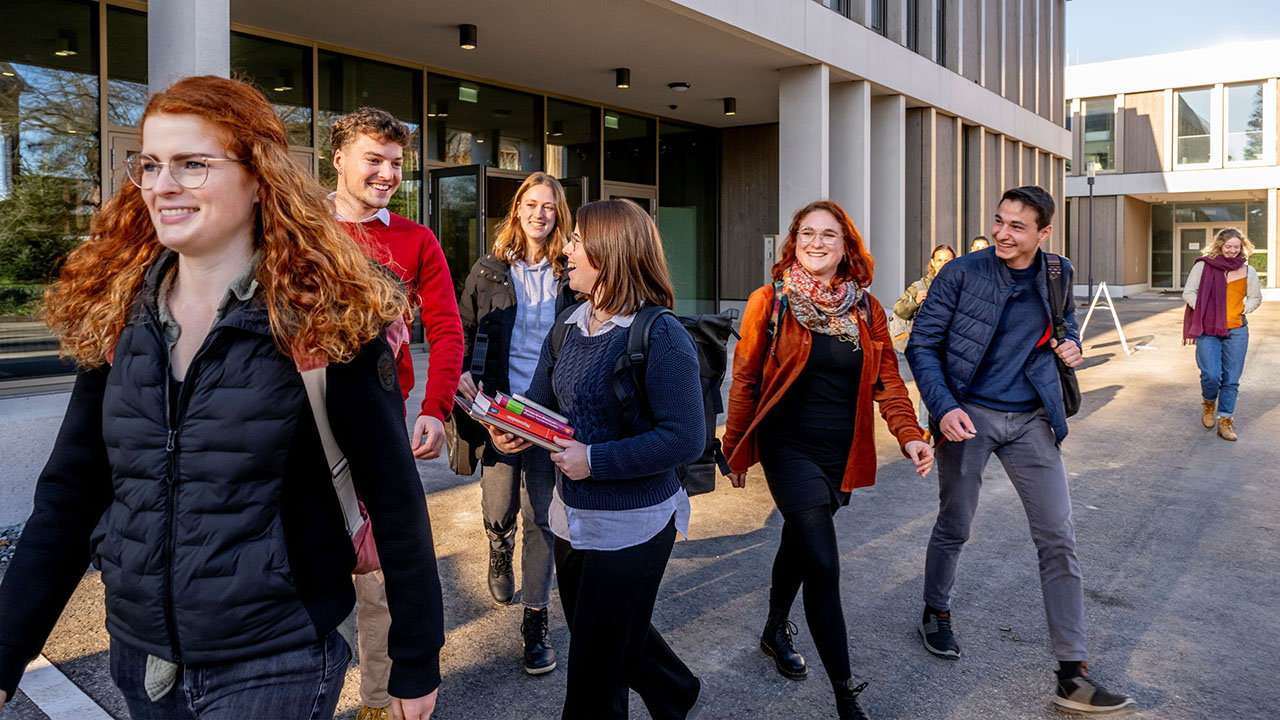 Studierende auf dem Campus