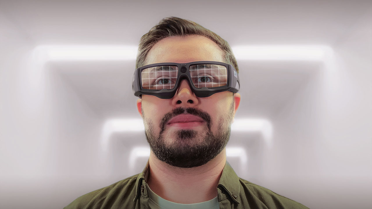 Das Bild zeigt eine Person mit einer schwarzen digitalen Brille.