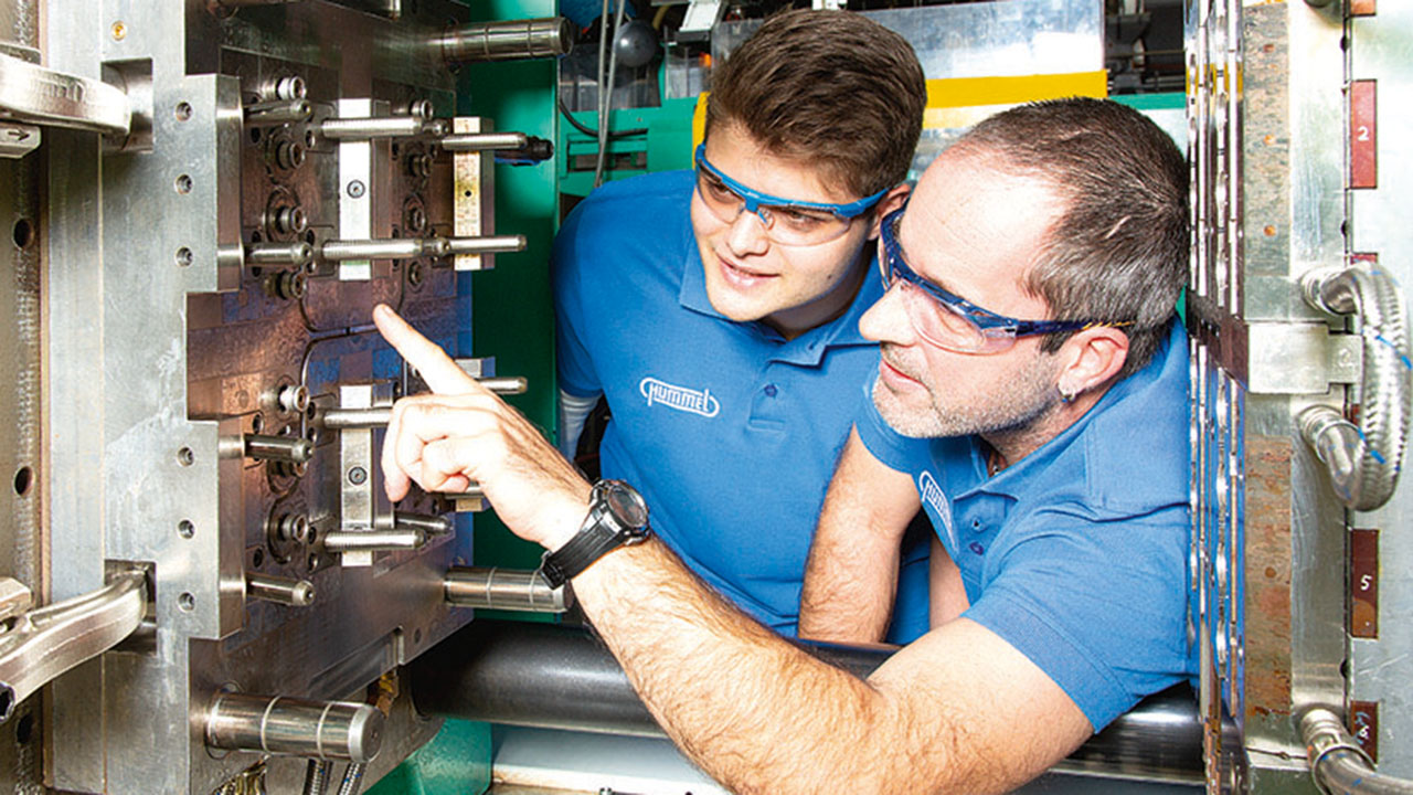 Auszubildender unmd Mitarbeitender der Hummel AG mit Schutzbrillen