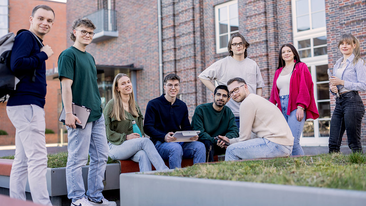 Studierende auf dem Campus