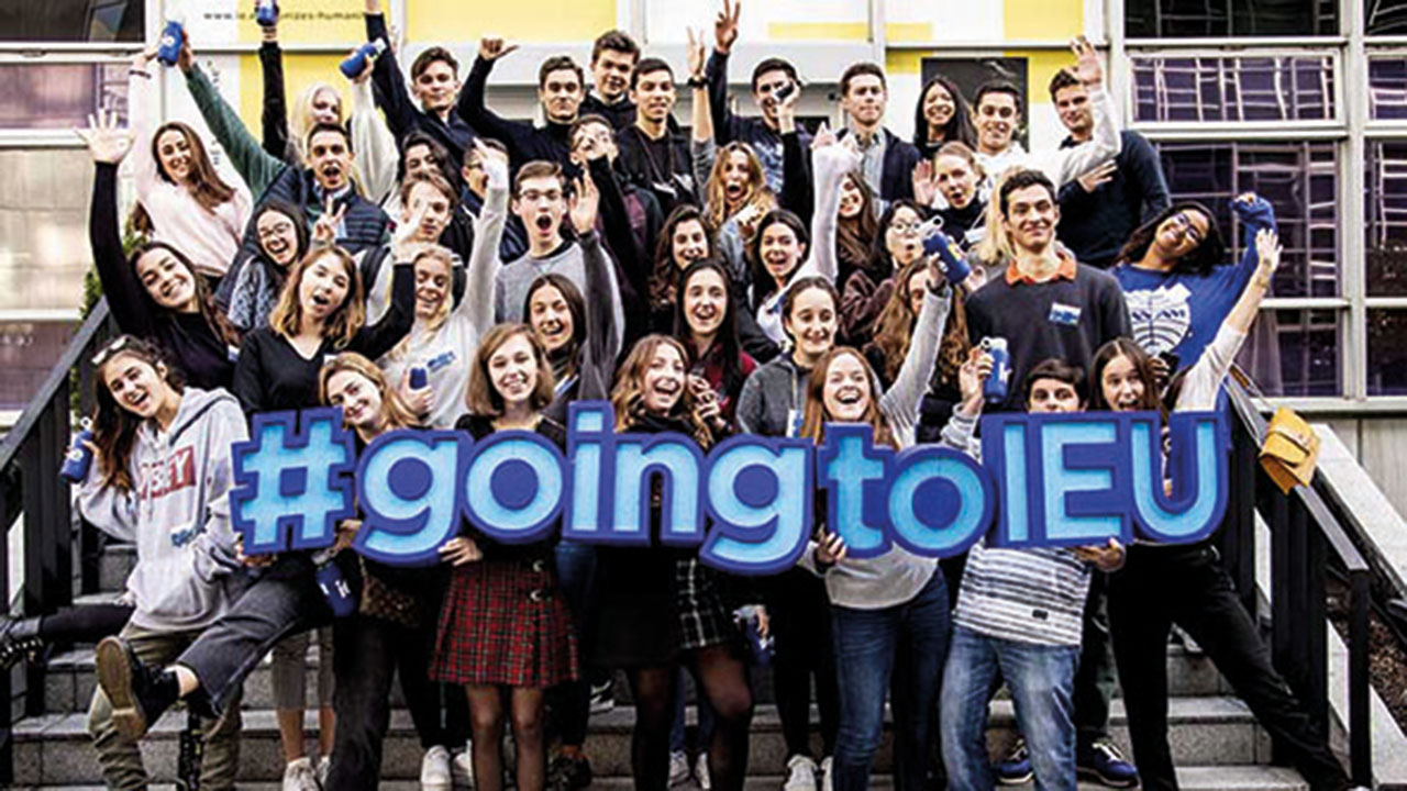 Gruppe von Studierenden, Bildaufschrift #Going to IEU