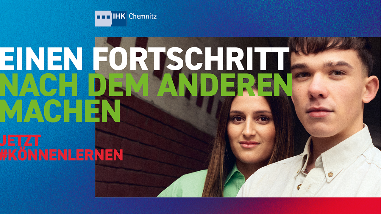 Eine junge Frau und ein junger Mann schauen den Betrachter an. Daneben das Logo der IHK Chemnitz