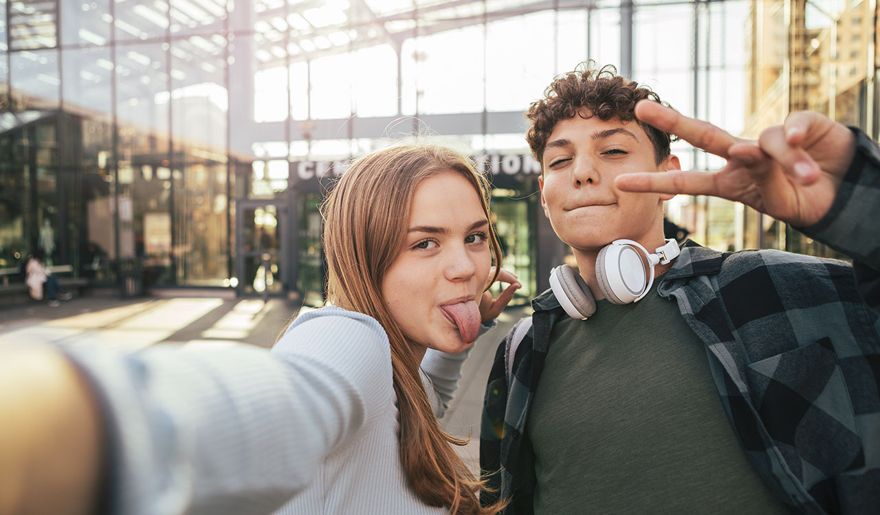 Zwei Jugendliche machen ein Selfie.