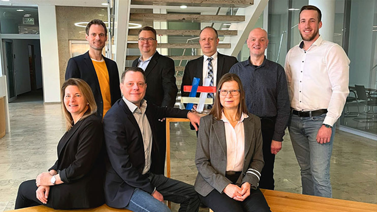 Gruppenfoto mit Treppe im Hintergrund