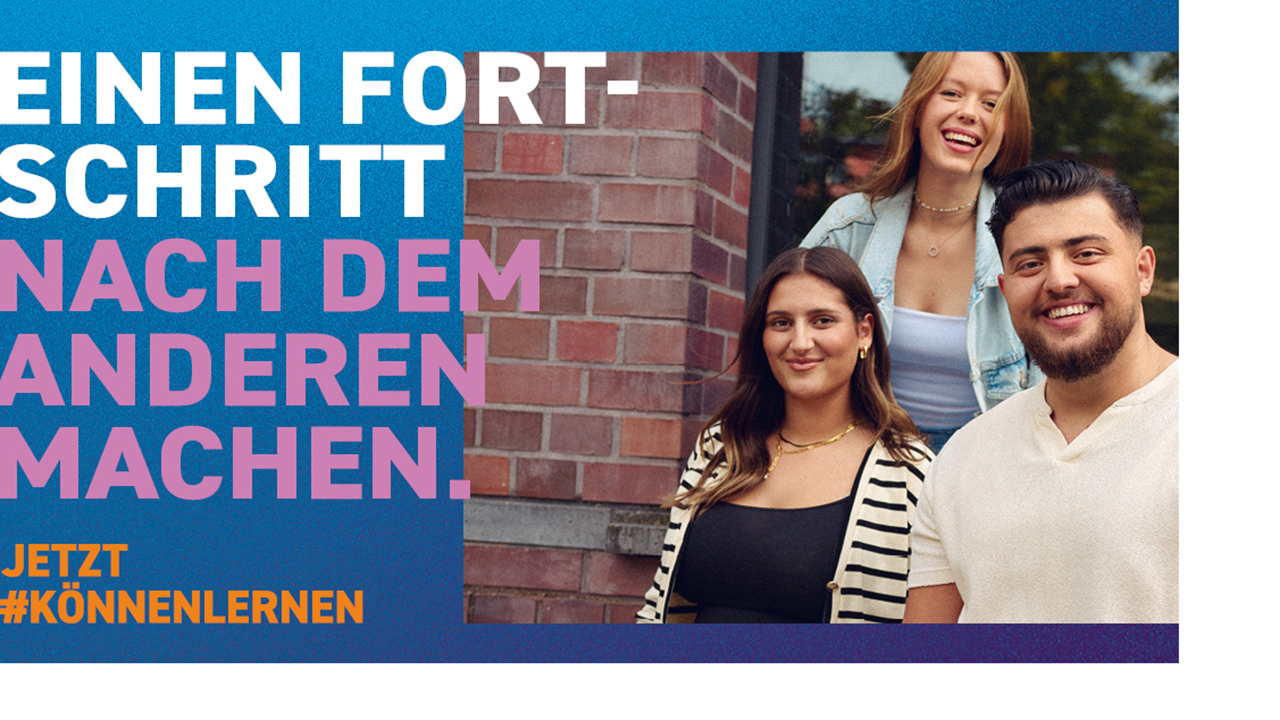 Anzeige der IHK mit dem Slogan "EINEN FORTSCHRITT NACH DEM ANDEREN MACHEN. JETZT #KÖNNENLERNEN", rechts daneben sind drei Personen zu sehen die in die Kamera lächeln.