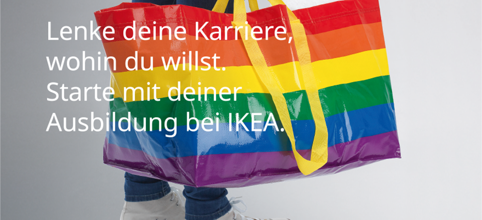 Man sieht eine Regenbogenfarbene IKEA-Tasche und den Spruch "Lenke deine Karriere, wohin du willst. Starte mit deiner Ausbildung bei IKEA.".