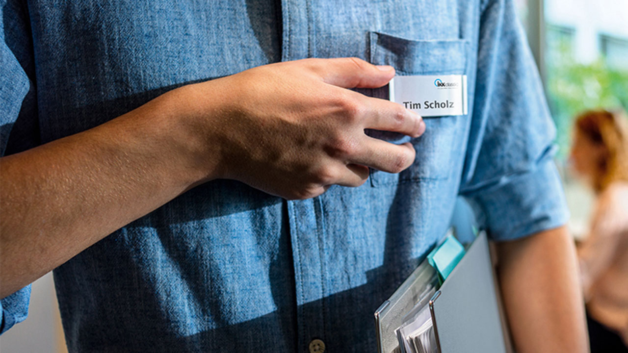 Mitarbeitender von IKK classic mit Namensschild