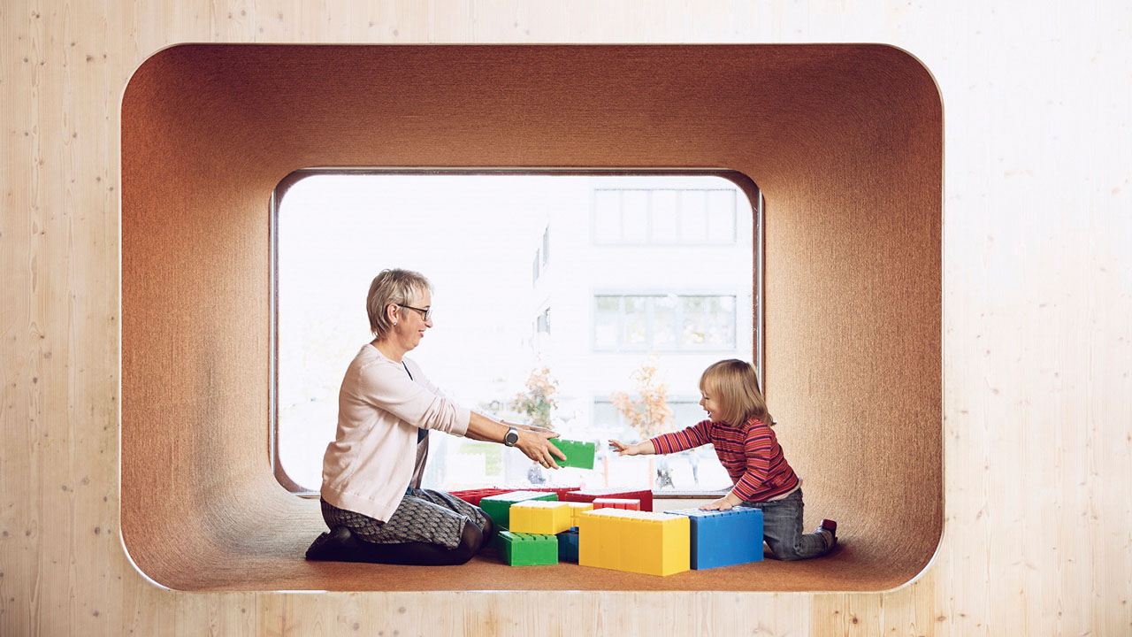 Erzieherin spielt mit Kind