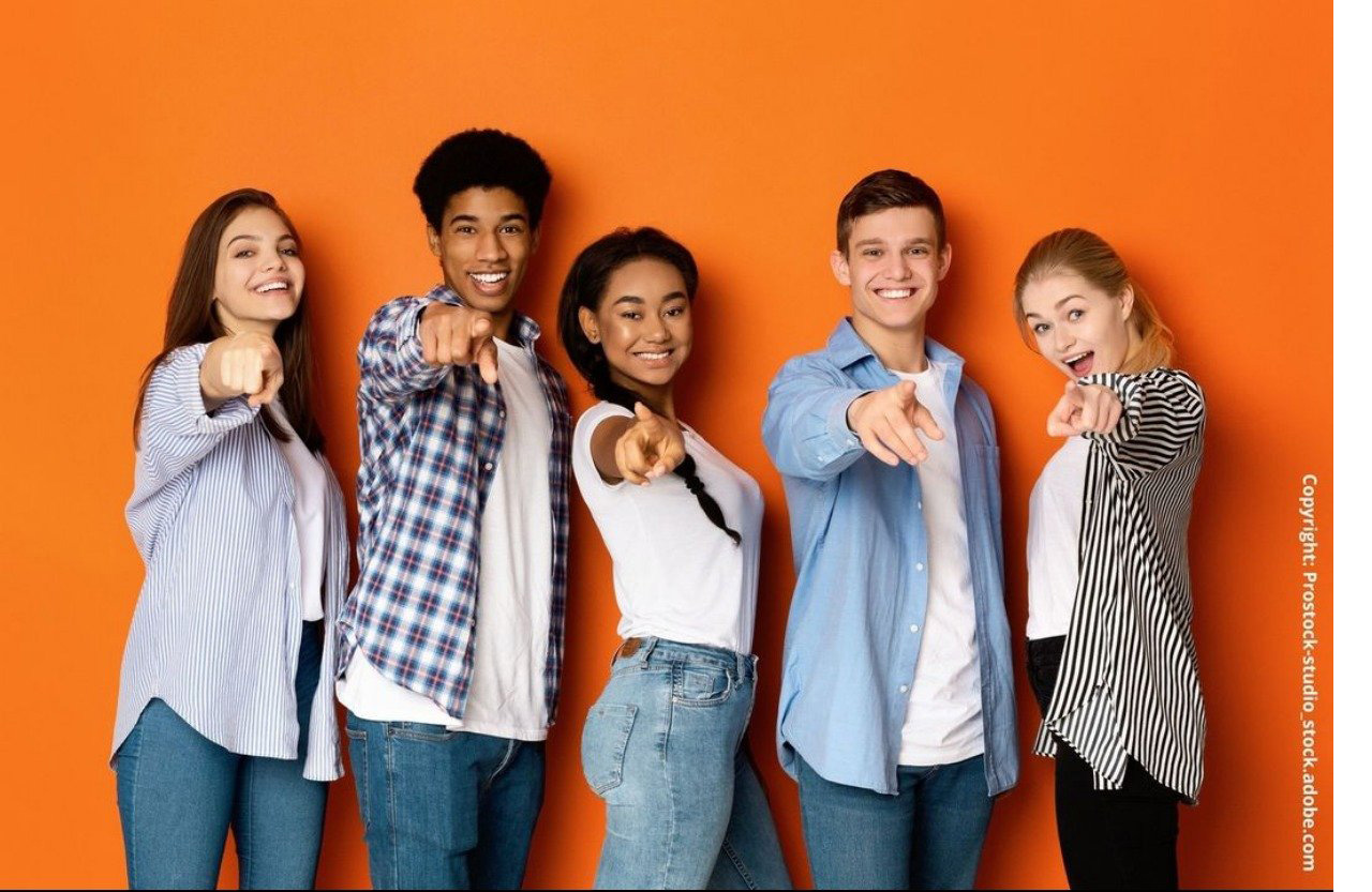 Gruppe junger Menschen zeigt mit ausgestreckten Fingern auf die Kamera