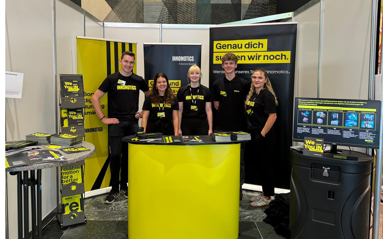 Mitarbeitende von Innomotics in Innomotics-T-shirts am Messestand