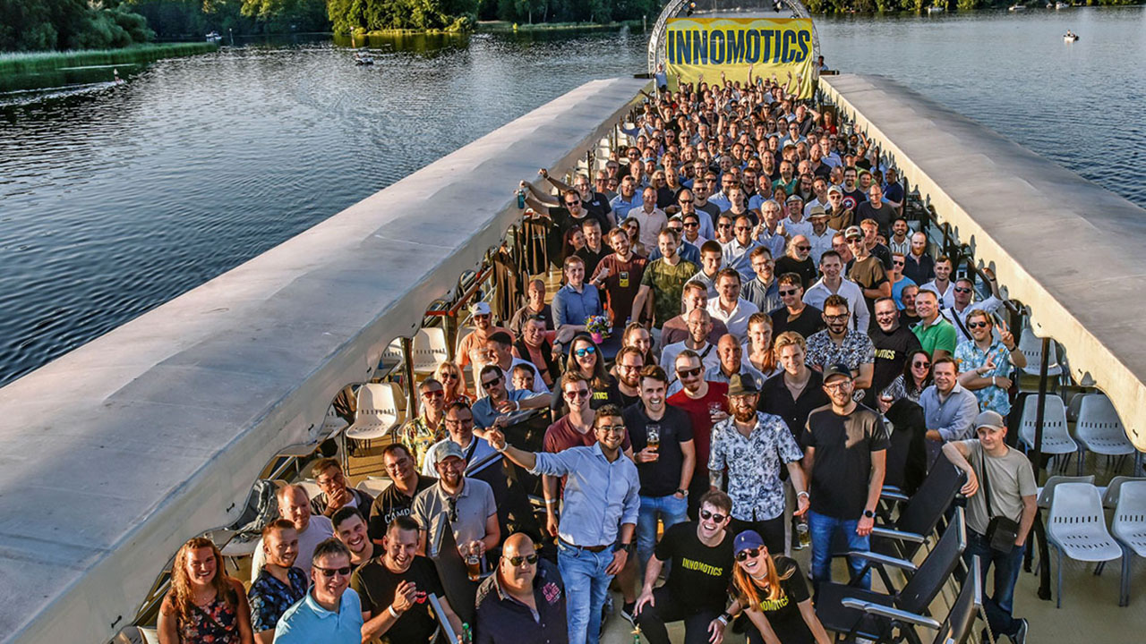 Auszubildende der Innomotics GmbH bei einer Bootsfahrt