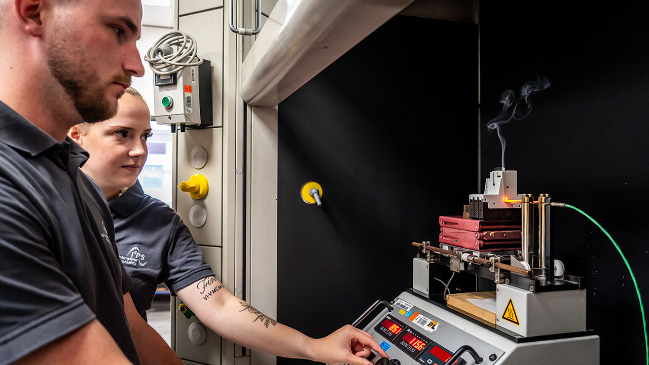 Zwei Mitarbeitende bei der Arbeit