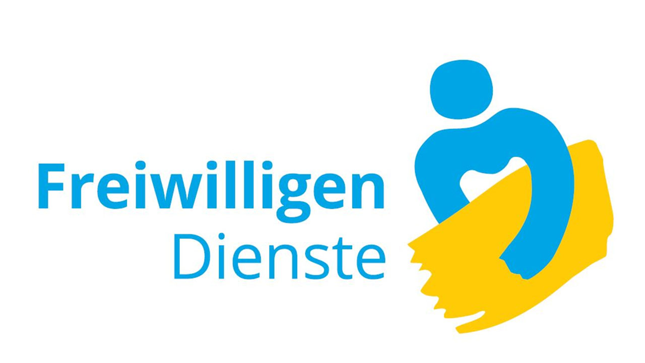 Graphik blaue stilisierte Figur mit gelber Flagge in den Armen daneben Freiwilligen Dienste 