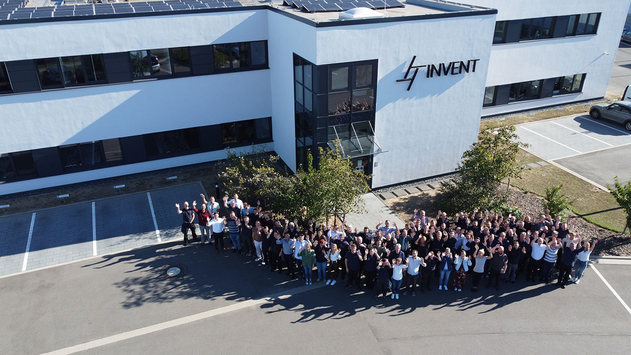Mitarbeiterfoto vor INVENT-Gebäude