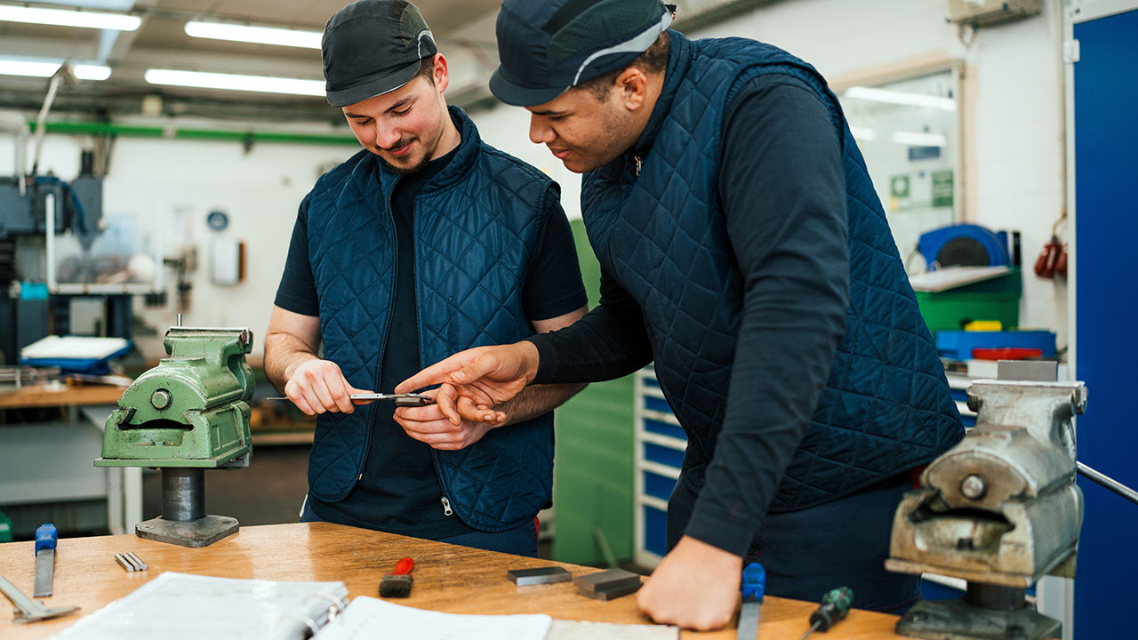 Zwei Personen an einer Werkbank