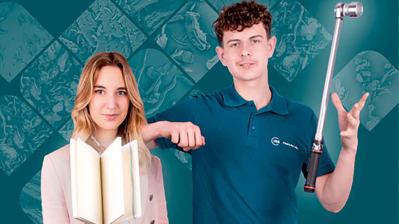 Zwei junge Personen stehen nebeneinander. Eine Person trägt einen Blazer und lässt ein offenes Buch in der Luft schweben. Die andere Person trägt ein Polo-Shirt und wirft ein Werkzeug in die Luft.