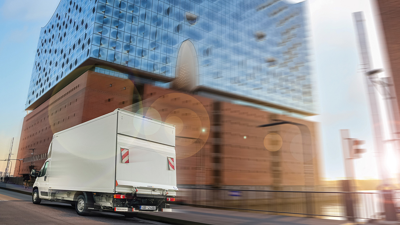LKW fährt an Elbphilharmonie vorbei