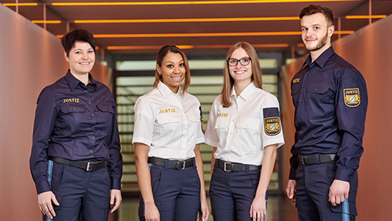 Gruppe in Uniform der Justiz Bayern