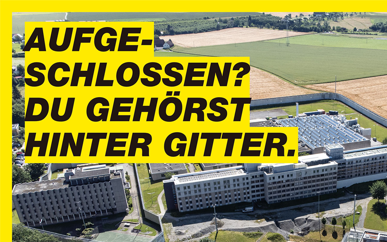 Luftaufnahme der Justizvollzugsanstalt Ravensburg. Darüber steht folgender Text: AUFGESCHLOSSEN? DU GEHÖRST HINTER GITTER.
