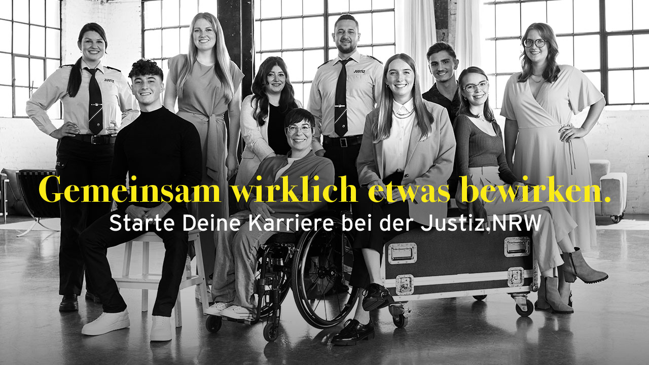 Schwarz-weiß-Bild von Auszubildenden der Justiz NRW mit gelber Aufschrift: Gemeinsam wirklich etwas bewirken. Starte Deine Karriere bei der Justiz.NRW