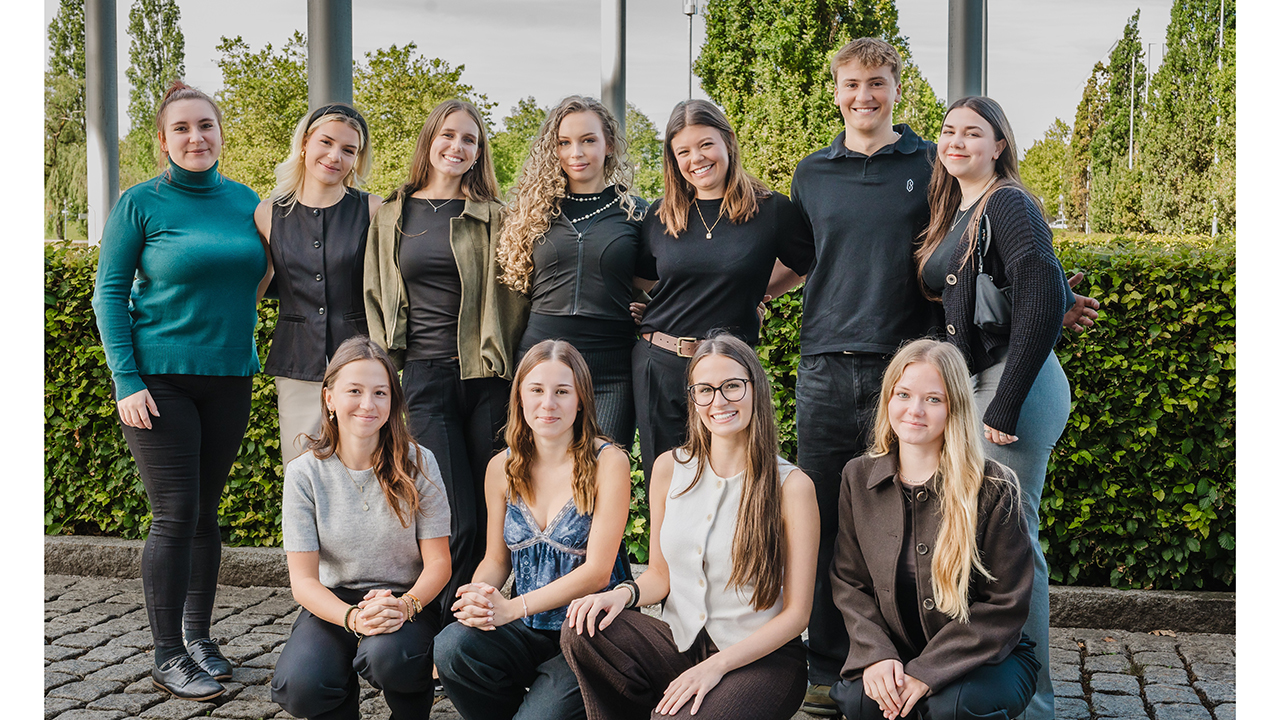 Gruppembild vor Grüner Hecke