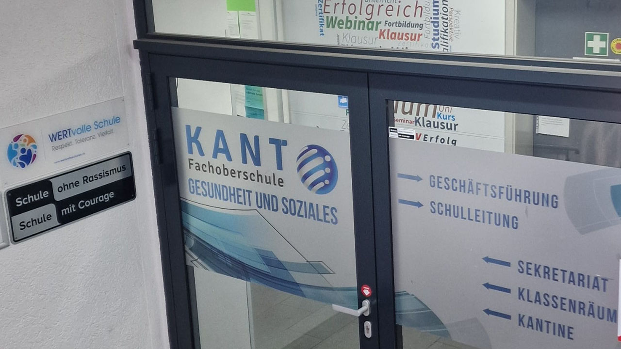 Zu sehen ist der Eingang zum Kant Berufskolleg.