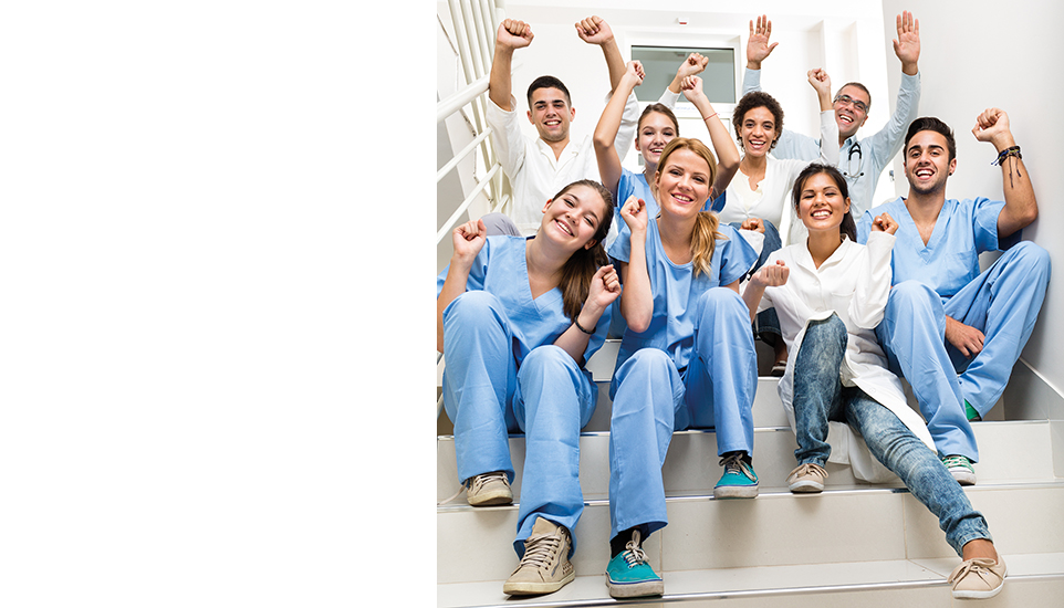 Gruppe Mitarbeitende, die freudig die Hände hochstrecken