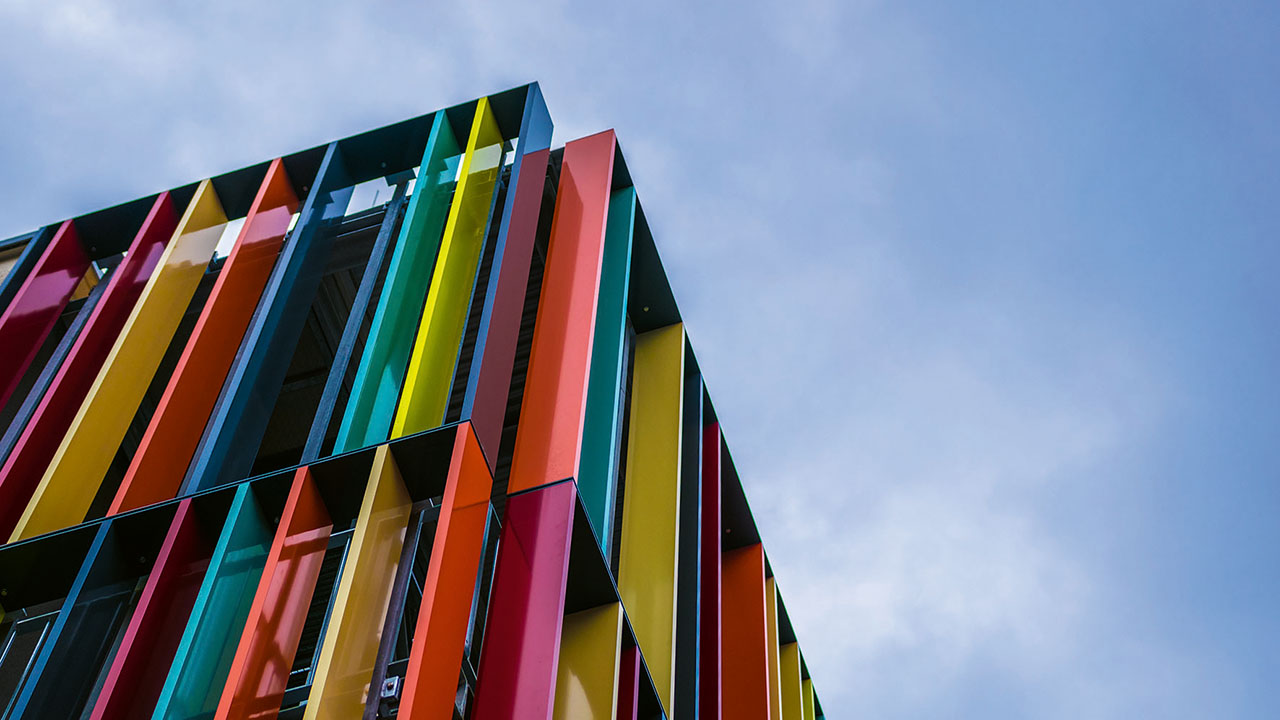 Das bunte Gebäude der Katholischen Fachschule für Sozialpädagogik Freiburg