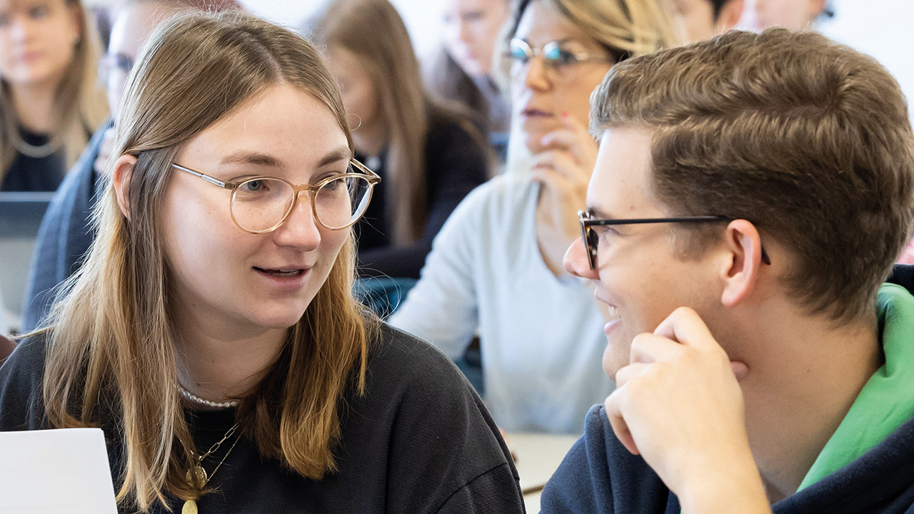 Zwei junge Menschen im Gespräch