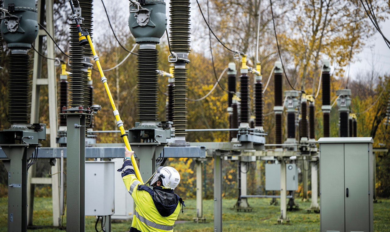 Elektroniker arbeitet an einer Anlage im Kraftwerk