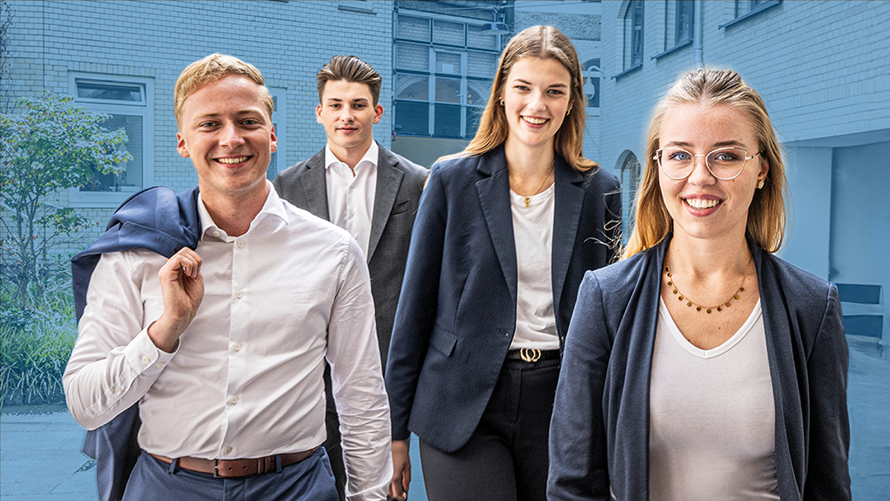 Gruppe junger Mitarbeitender, die in die Kamera lächeln