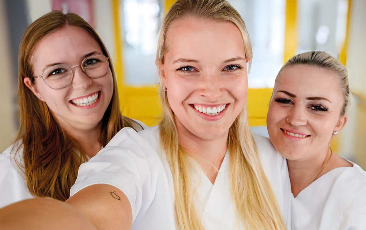 3 junge Krankenschwestern machen ein Selfie von sich.