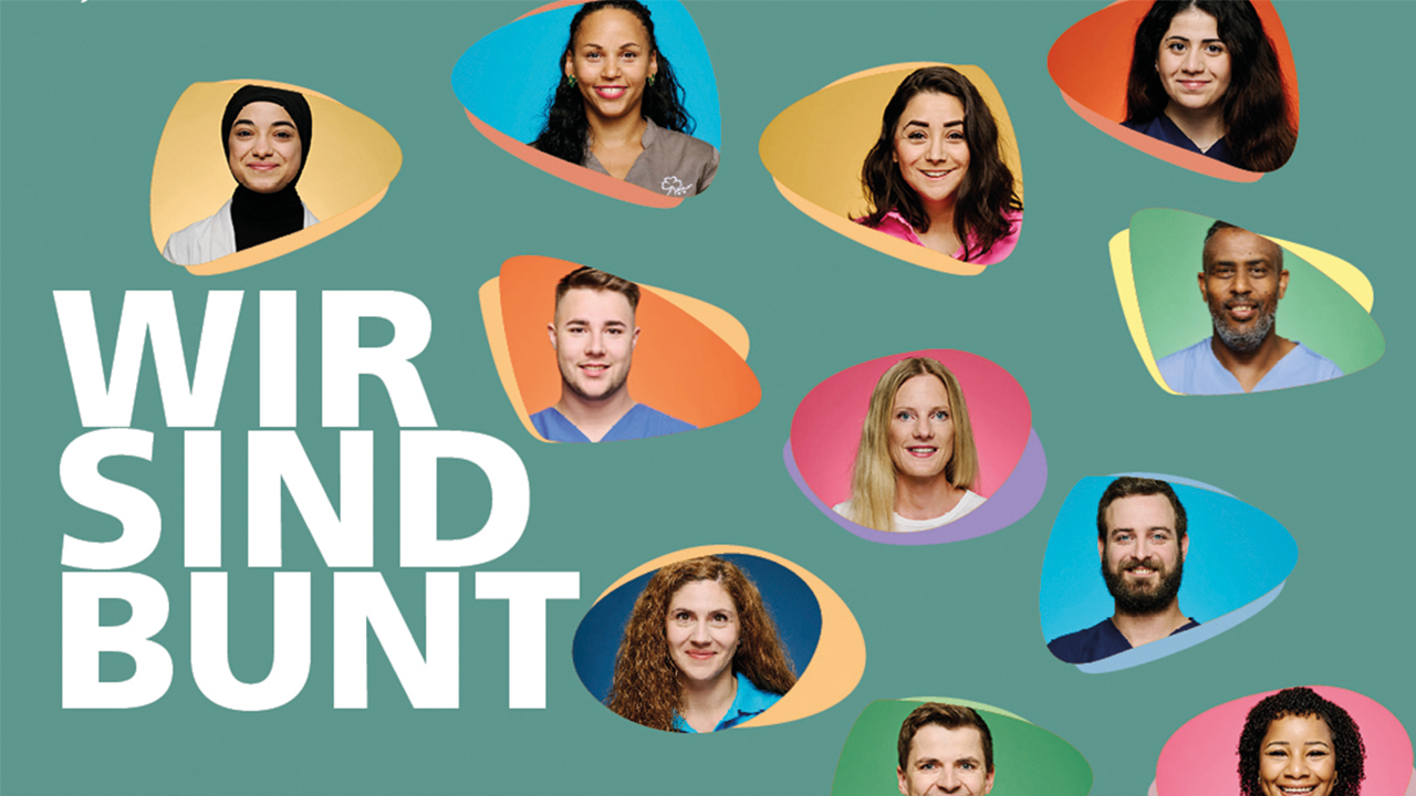 Graphik auf grünem Hintergrund sieht man mehrere Porträts freundlich schauender Menschen dazu in weiß der Slogan Wir sind bunt.