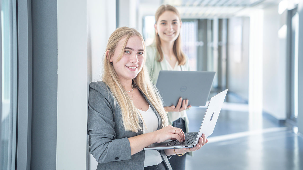 Person mit Aktenordner im Klinikum