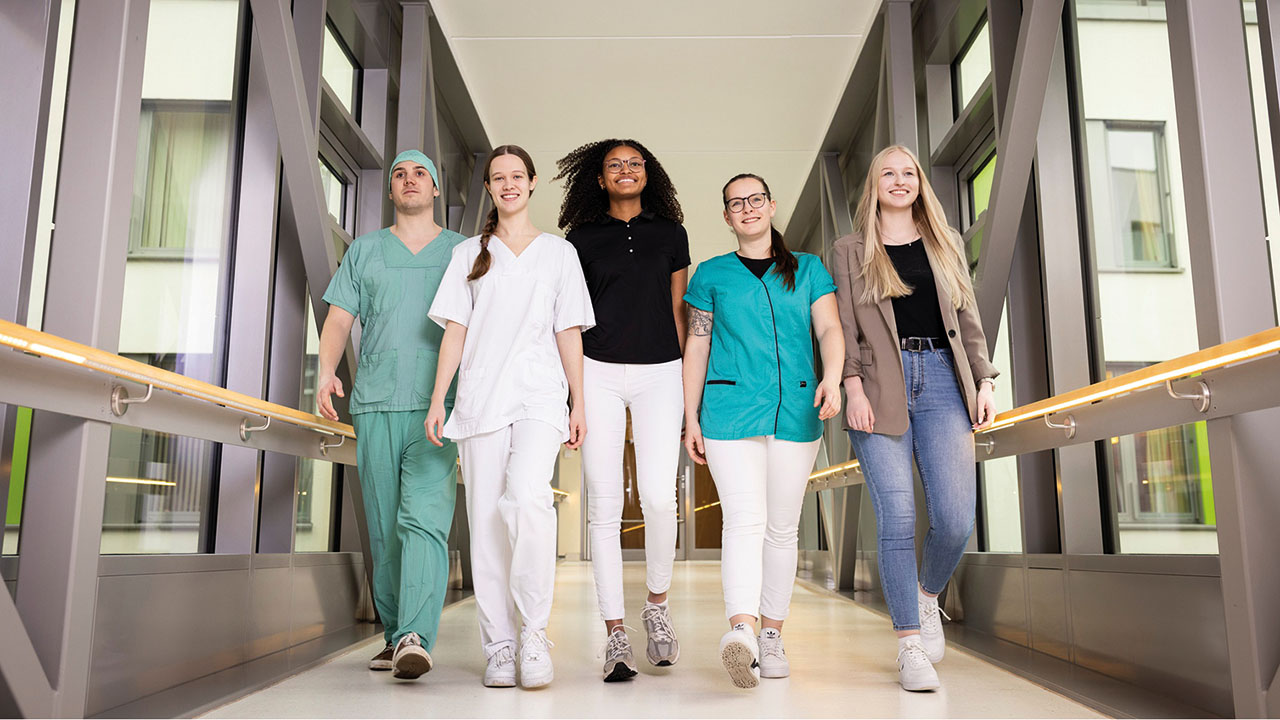 Junge Menschen in Berufskleidung