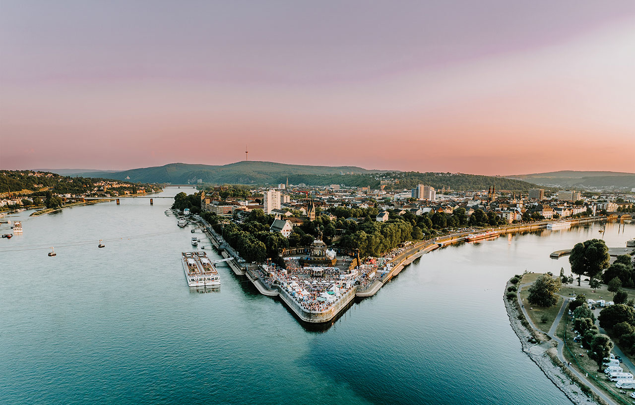 Drohnenbild von Koblenz bei rot gefärbten Himmel