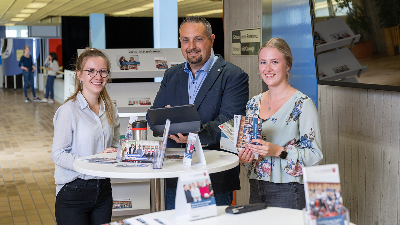 Menschen am Stehtisch auf einer Messe