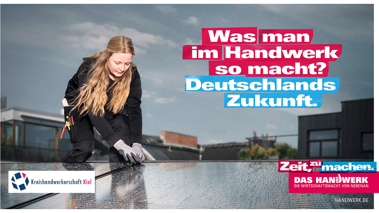 Kampagnenbild "Was man im Handwerk so macht? Deutschlands Zukunft". Junge Frau arbeitet auf Dach.