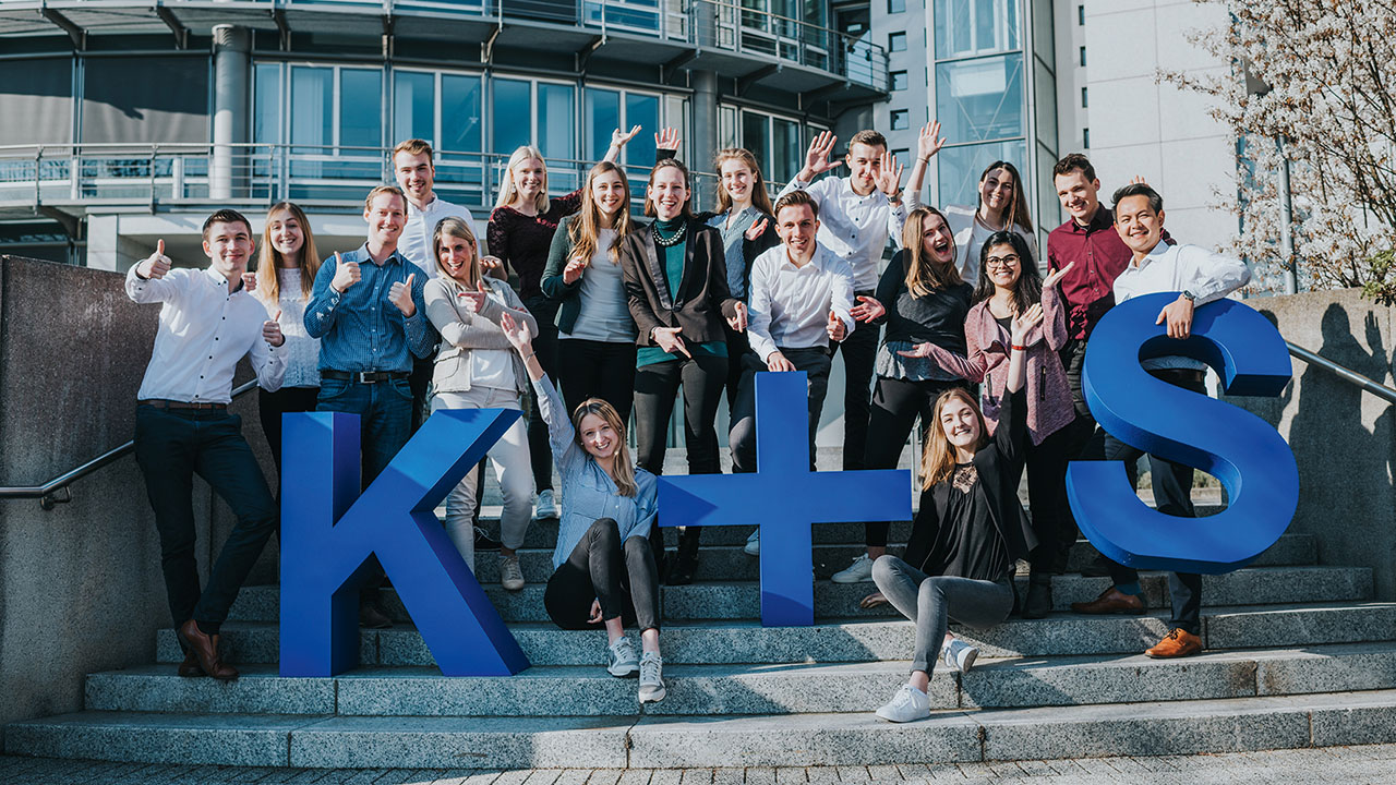 Azubis mit K+S Buchstaben